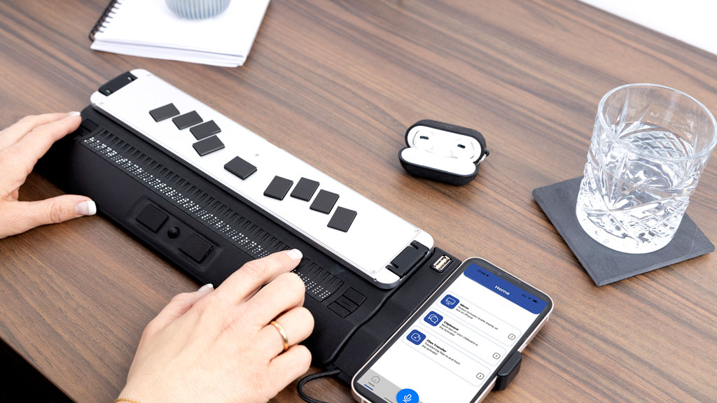 Activator zugeklappt mit Braille Eingabe-Tastatur und der Help Tech+ App
